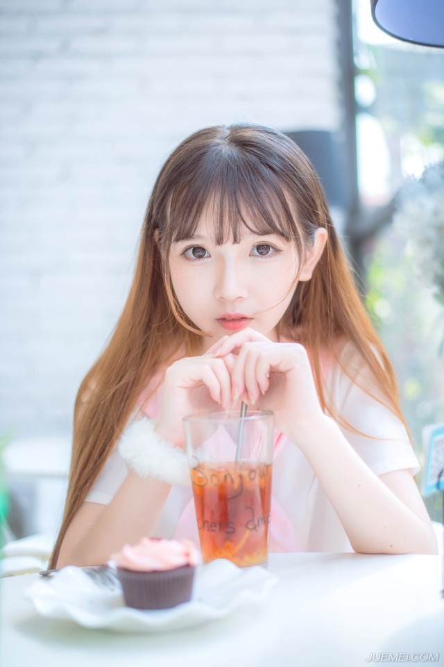 皱面先生是天主教徒，也许就因为要娶她而进教的吧？天主教不准结婚，可是离过婚的人想必也准进教。